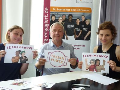 Drei Freiwillige des Projektes „Frauenpower“ des Freiwilligenagentur Jugend-Soziales-Sport e.V.