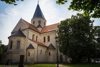 Blick auf den Kaiserdom in Königslutter im Sommer. 