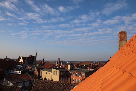 Blick über Helmstedt Blick über die Innenstadt von Helmstedt aus einem renovierten Fachwerkhaus mit roten Dachziegeln.