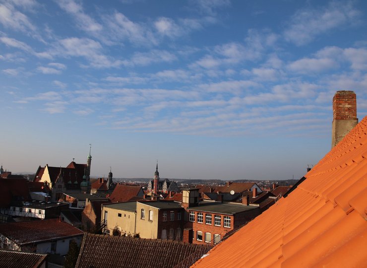 Blick über die Innenstadt von Helmstedt aus einem renovierten Fachwerkhaus mit roten Dachziegeln.