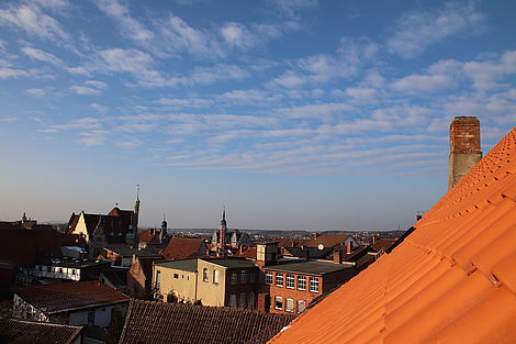 Blick über die Innenstadt von Helmstedt aus einem renovierten Fachwerkhaus mit roten Dachziegeln.