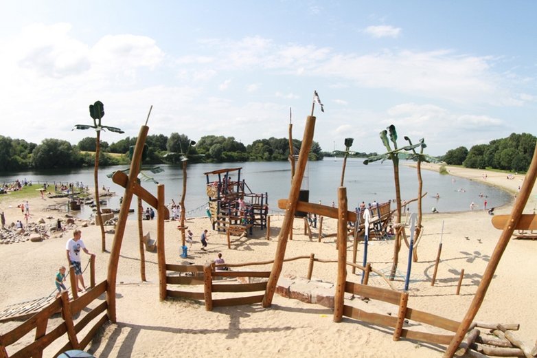 Der Piratenspielplatz vor dem Panorama des Salzgittersees. 