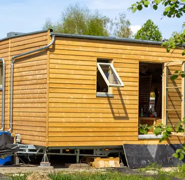 Ein Tiny House. Seine Wände sind aus Holz. (Bildrechte: Inga Stang)