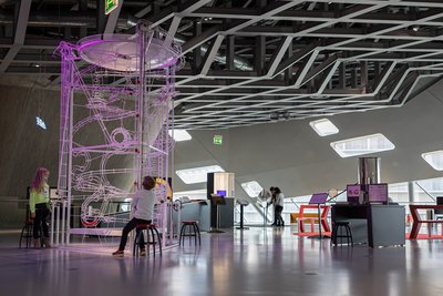 Versuchsaufbauten in einem Museum bringen den Besuchern die dargestellten physikalischen Prinzipien näher.