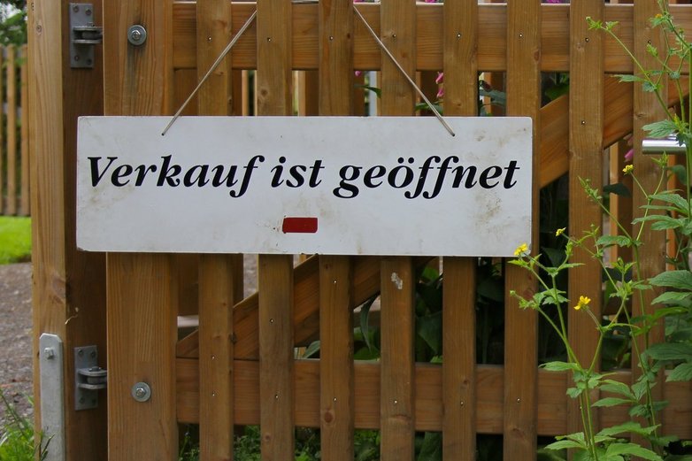 Ein hölzernes Eingangstor.