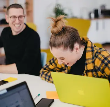 Ein Mann und eine Frau arbeiten an einem Schreibtisch. (Bildrechte: Jason Goodman/Unsplash)