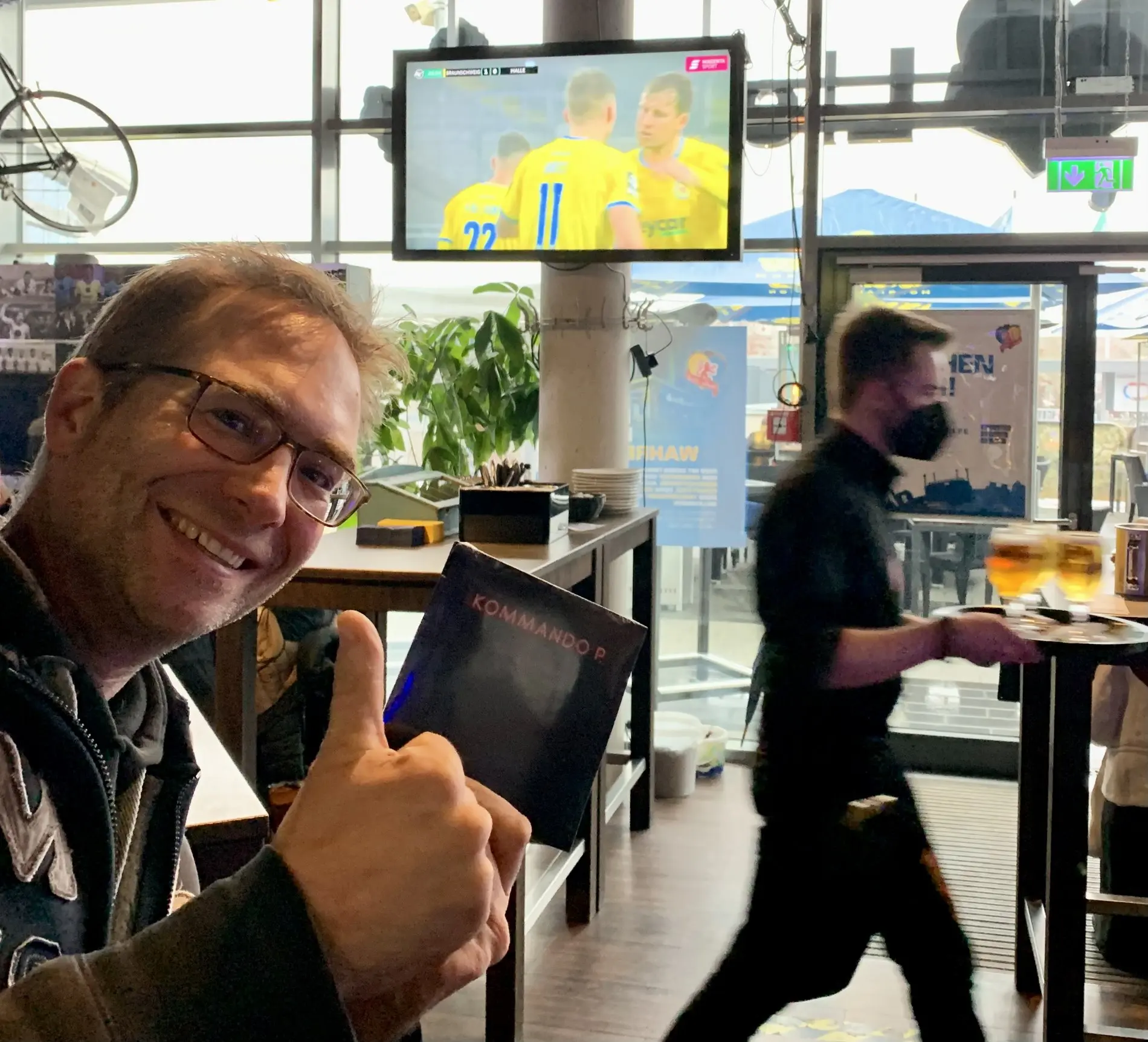 Ein Mann zeigt einen erhobenen Daumen.