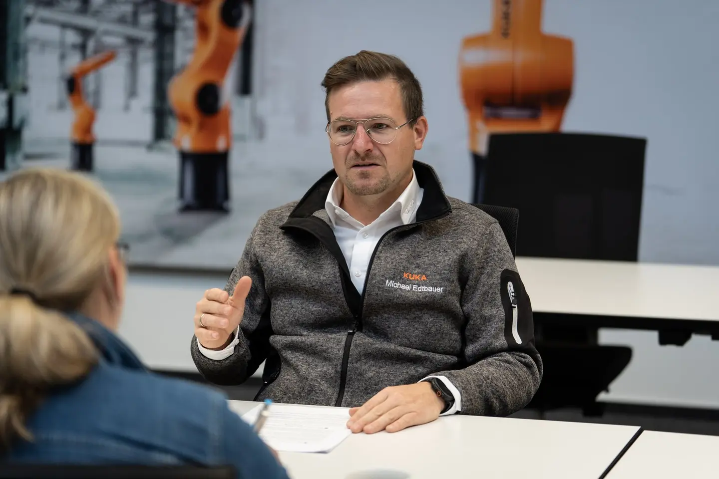 Michael Edtbauer, Global Business Development Manager bei KUKA, im Gespräch mit unserer Autorin.