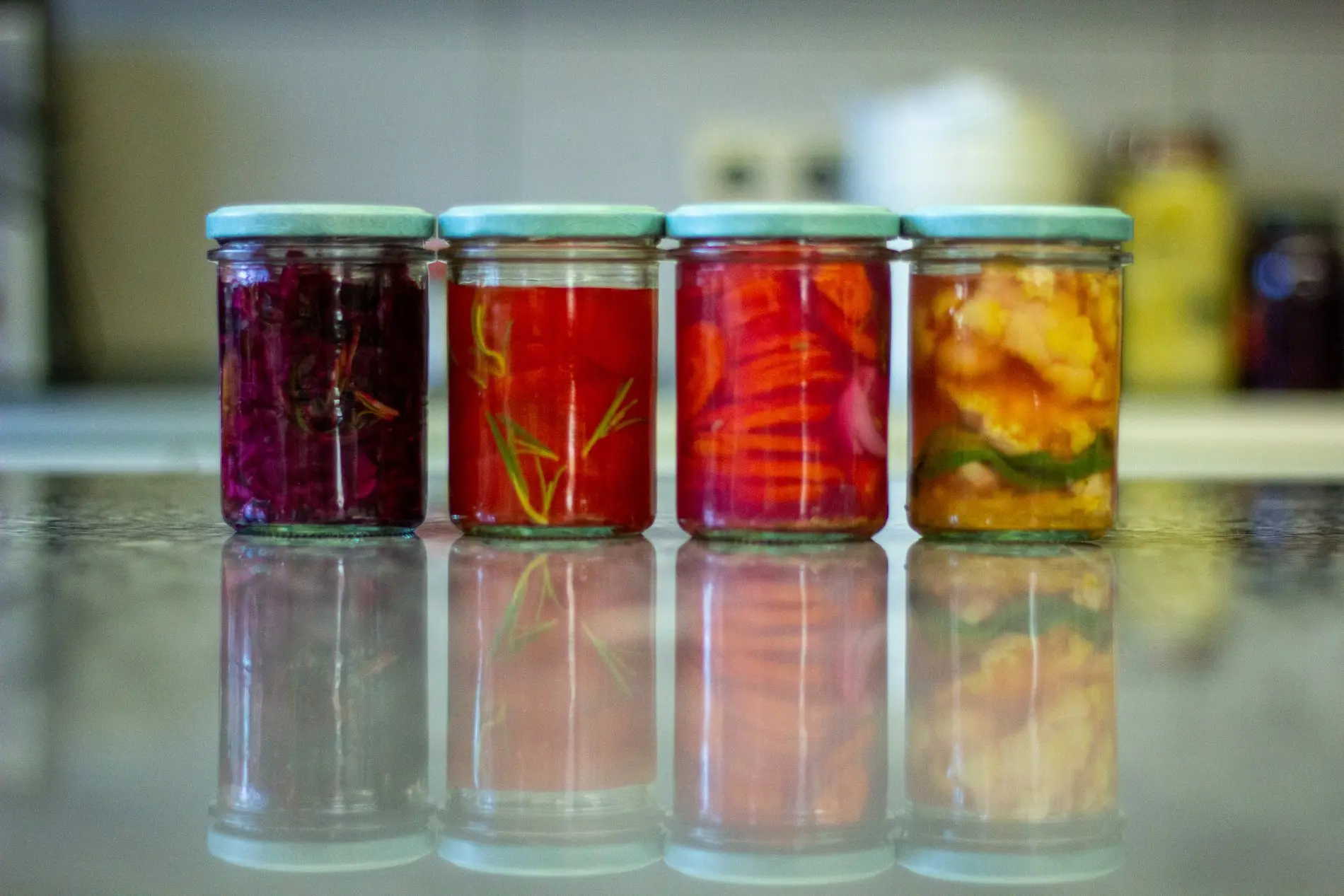 Gläser mit fermentierten Lebensmitteln - eine wunderbare Art, sie haltbar zu machen.