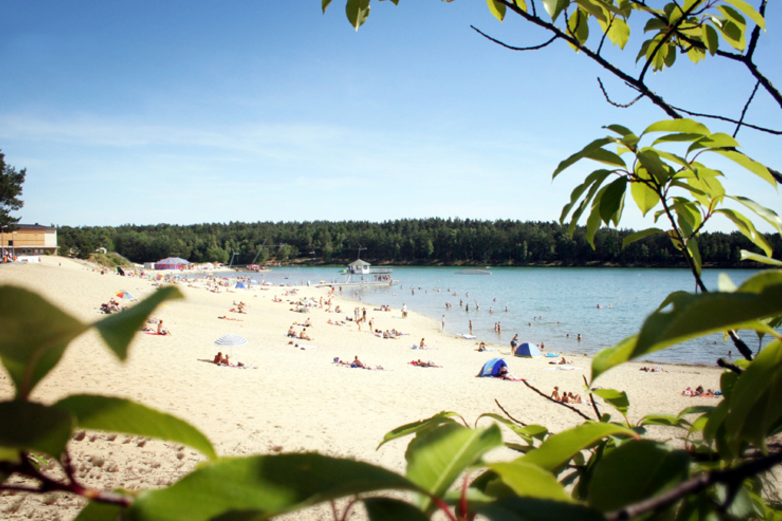 Im Sommer ist der Strand des Bernsteinsees gut besucht.