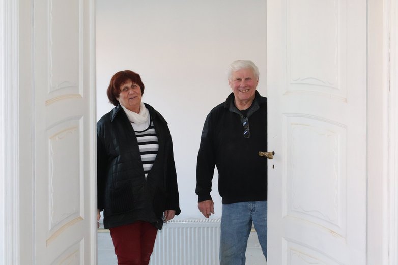 Das Berliner Ehepaar Schultz steht zwischen den Türen seines Fachwerkhauses in Helmstedt.