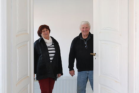 Das Berliner Ehepaar Schultz steht zwischen den Türen seines Fachwerkhauses in Helmstedt.