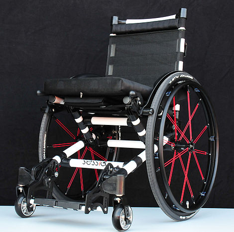 Bild des ausgeklappten Leichtbau-Mobilitäts-Rollstuhls Sessio.