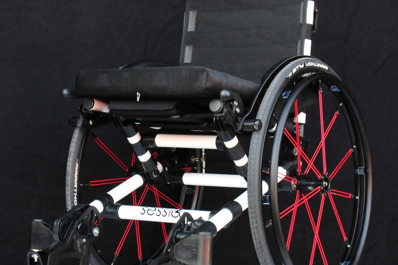 Bild des ausgeklappten Leichtbau-Mobilitäts-Rollstuhls Sessio.