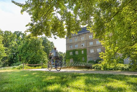 Person auf einem Fahrrad im Park
