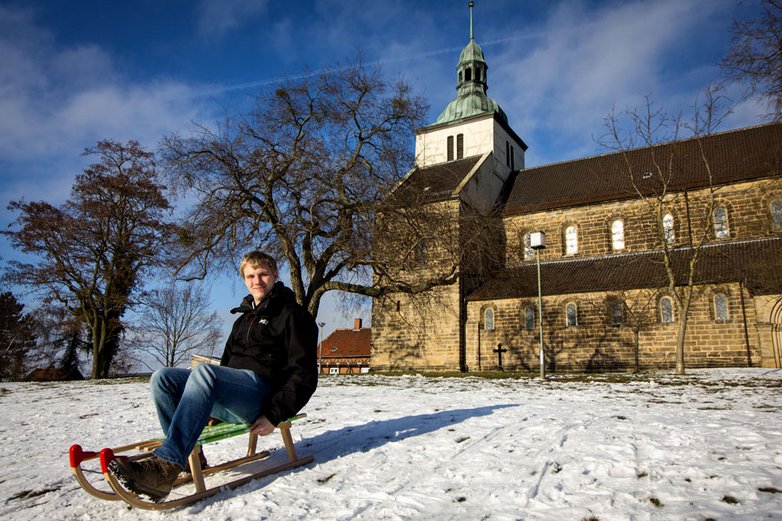 Ein Mann auf einem Schlitten.