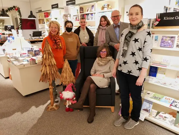 Ein Teil des Teams der Bücher-Heimat steht im Laden für ein Foto.
