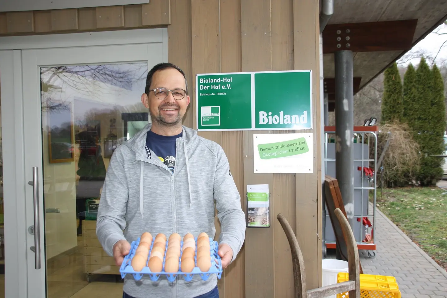 Vor dem Hofladen in Isenbüttel steht Roland Bursian.