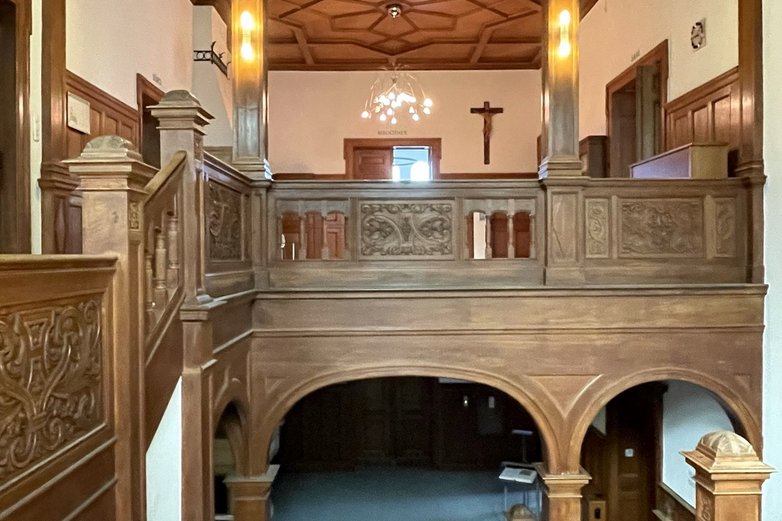 Ein holzvertäfeltes Treppenhaus in einem Altbau.