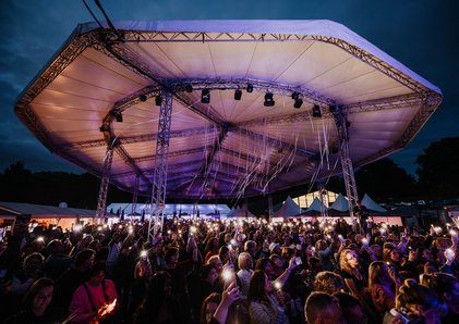 Spannende Sandplatzduelle und mitreißende Musik-Highlights