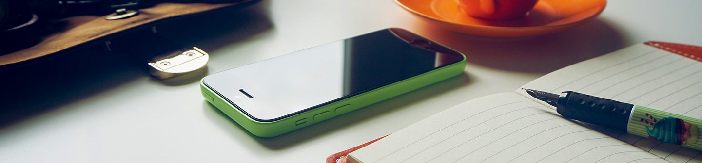 Smartphone und Organizer auf Tisch.