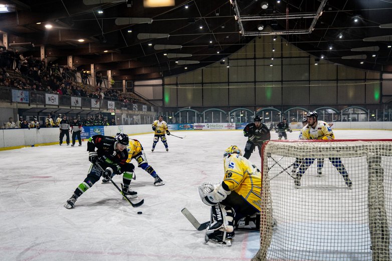 Eine Torraumszene beim Eishockey