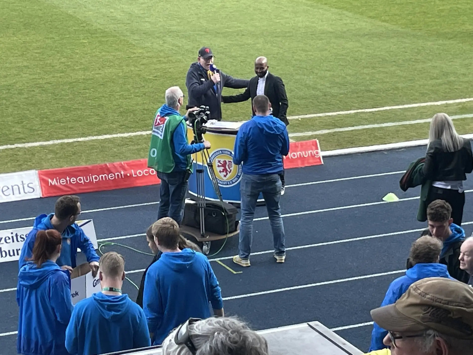 Eintrachts legendärer Stürmer Domi Kumbela ist als Gast zum Derby eingeladen.