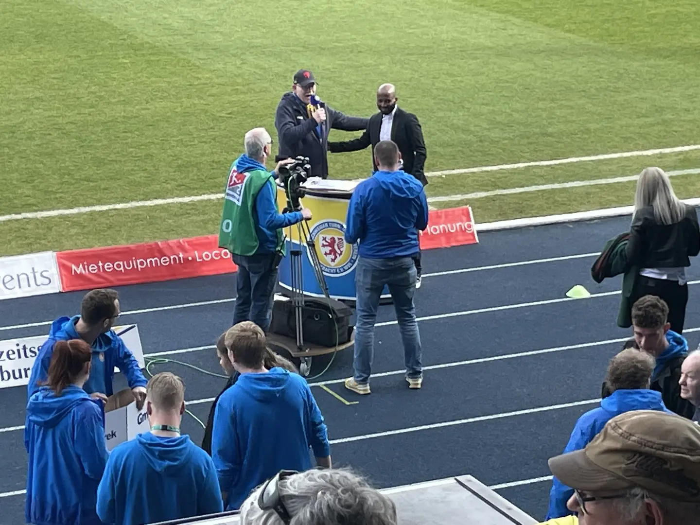 Eintrachts legendärer Stürmer Domi Kumbela ist als Gast zum Derby eingeladen.