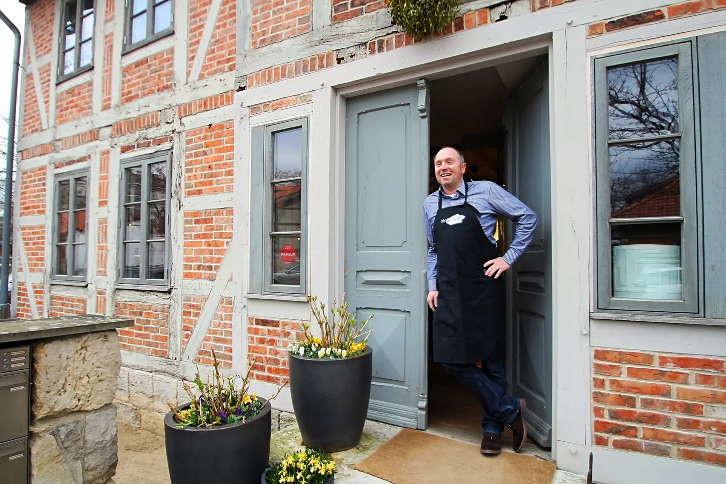 Besitzer Tobias Senft steht in der Eingangstür seines Atelier Cafés. 