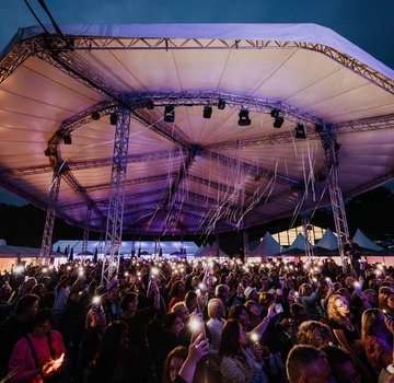 Strahlende Gesichter und beste Stimmung vor der BRAWO OPEN Bühne: Ein Meer aus Lichtern und Applaus machten die Abendveranstaltungen zum Highlight des Turniers. (Bildrechte: 0816 Media)