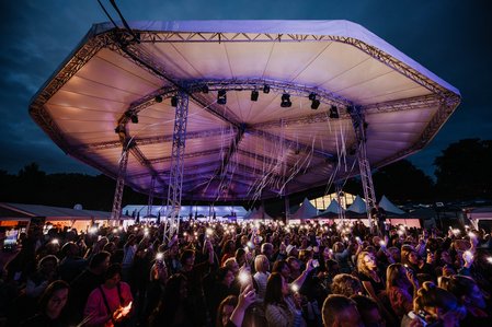 2025_Volksbank_BRAWO_Entertainment_Publikum Strahlende Gesichter und beste Stimmung vor der BRAWO OPEN Bühne: Ein Meer aus Lichtern und Applaus machten die Abendveranstaltungen zum Highlight des Turniers.