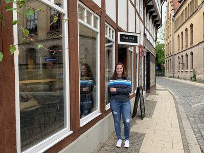 Sabrina vor dem Café Friedas