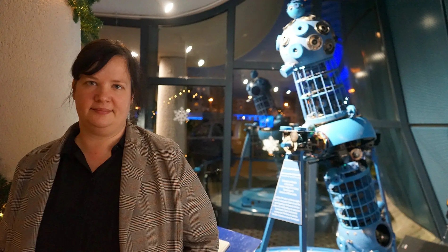 Isabell Schaffer mit dem Spacemaster, dem ersten Sternprojektor des Planetariums.