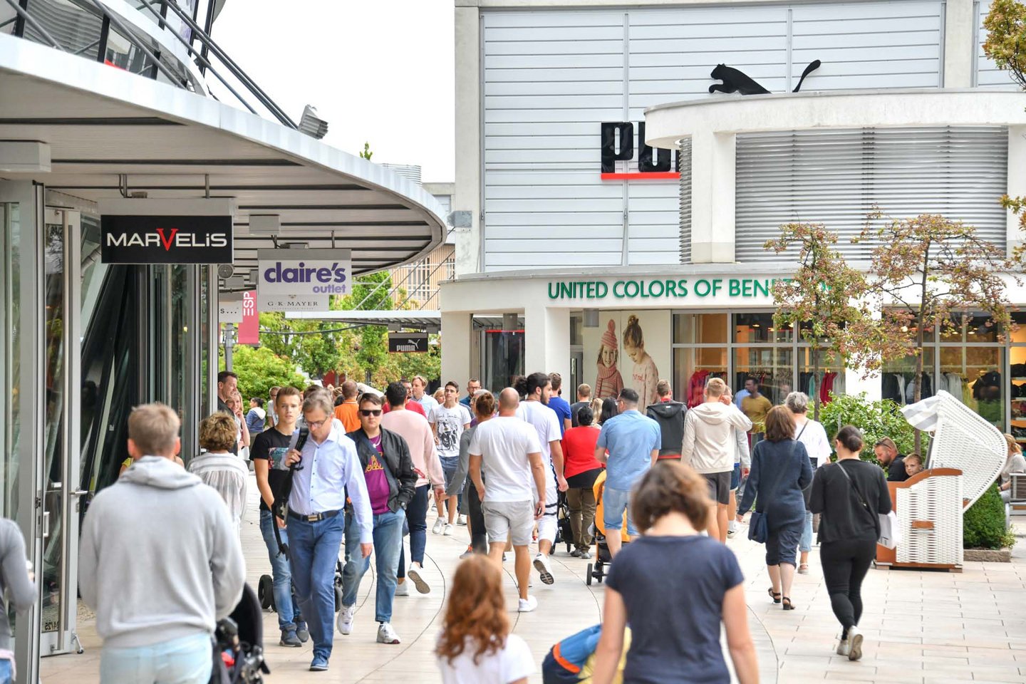 Man blickt auf das Areal der gut besuchten Designer Outlets Wolfsburg