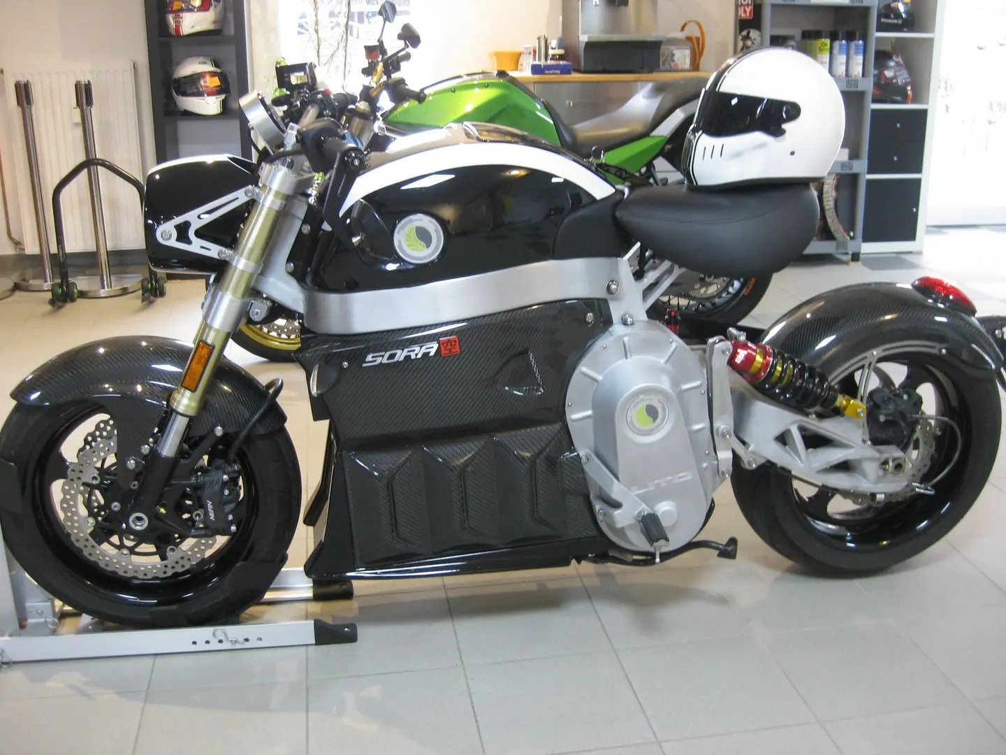 Ein Elektro-Motorrad steht in einer Ladenwerkstatt in Osterode.