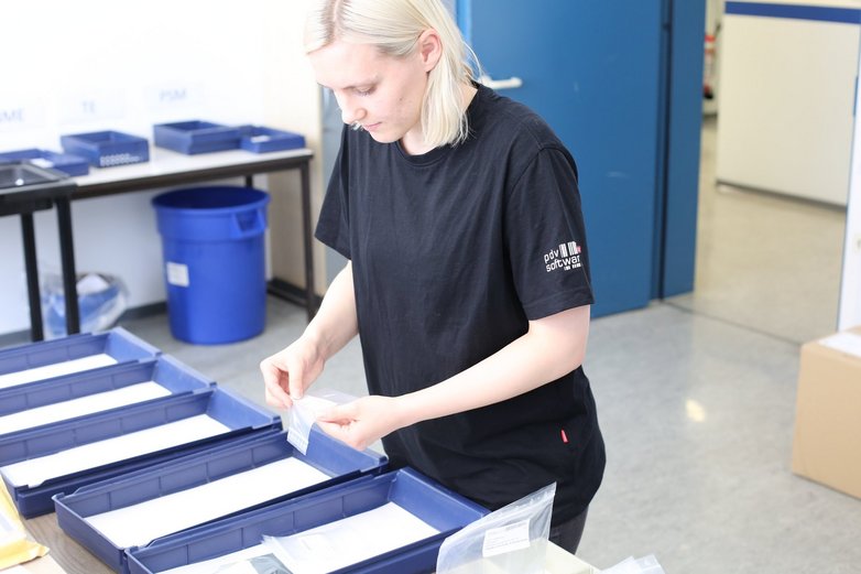 Eine Aufgabe bei Technologie-Berufe: Eine junge Frau sortiert Proben.