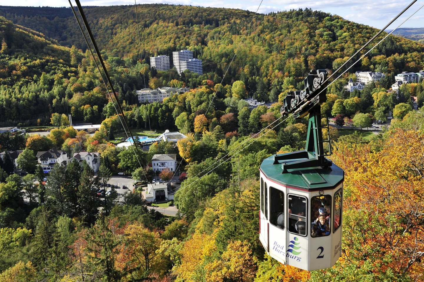 Eine Seilbahnkabine hoch über Bad Harzburg.