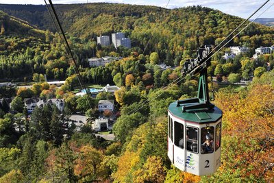 Eine Seilbahnkabine hoch über Bad Harzburg.