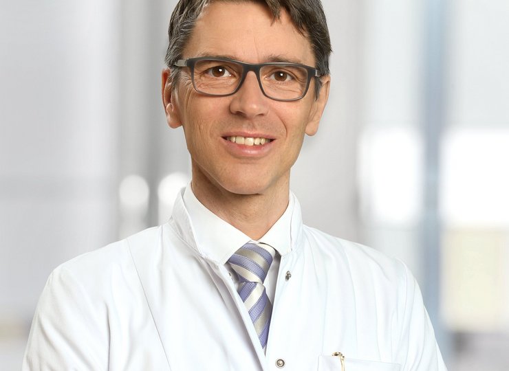 Portraitbild von Professor Dietmar Urbach aus Gifhorn im weißen Arztkittel.