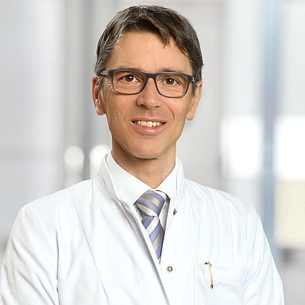 Portraitbild von Professor Dietmar Urbach aus Gifhorn im weißen Arztkittel.