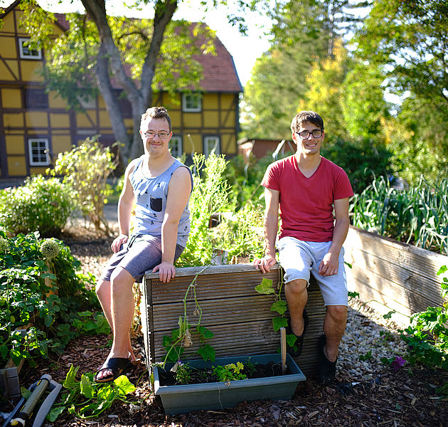 Zwei Menschen stehen in einem Garten. (Bildrechte: Bernhard Janitschke/Evangelische Stiftung Neuerkerode)
