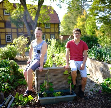 Zwei Menschen stehen in einem Garten. (Bildrechte: Bernhard Janitschke/Evangelische Stiftung Neuerkerode)