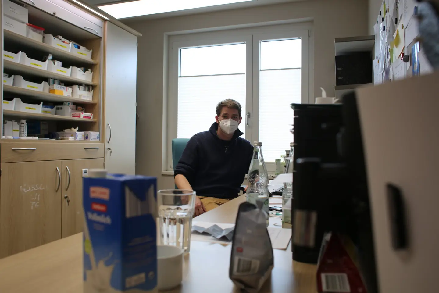 Ein Mann sitzt in einem Büro.