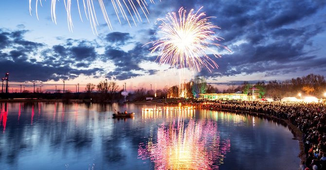 Feuerwerk vor Uferkulisse (Bildrechte: Stadt Salzgitter/Fotograf Andre Kugellis)
