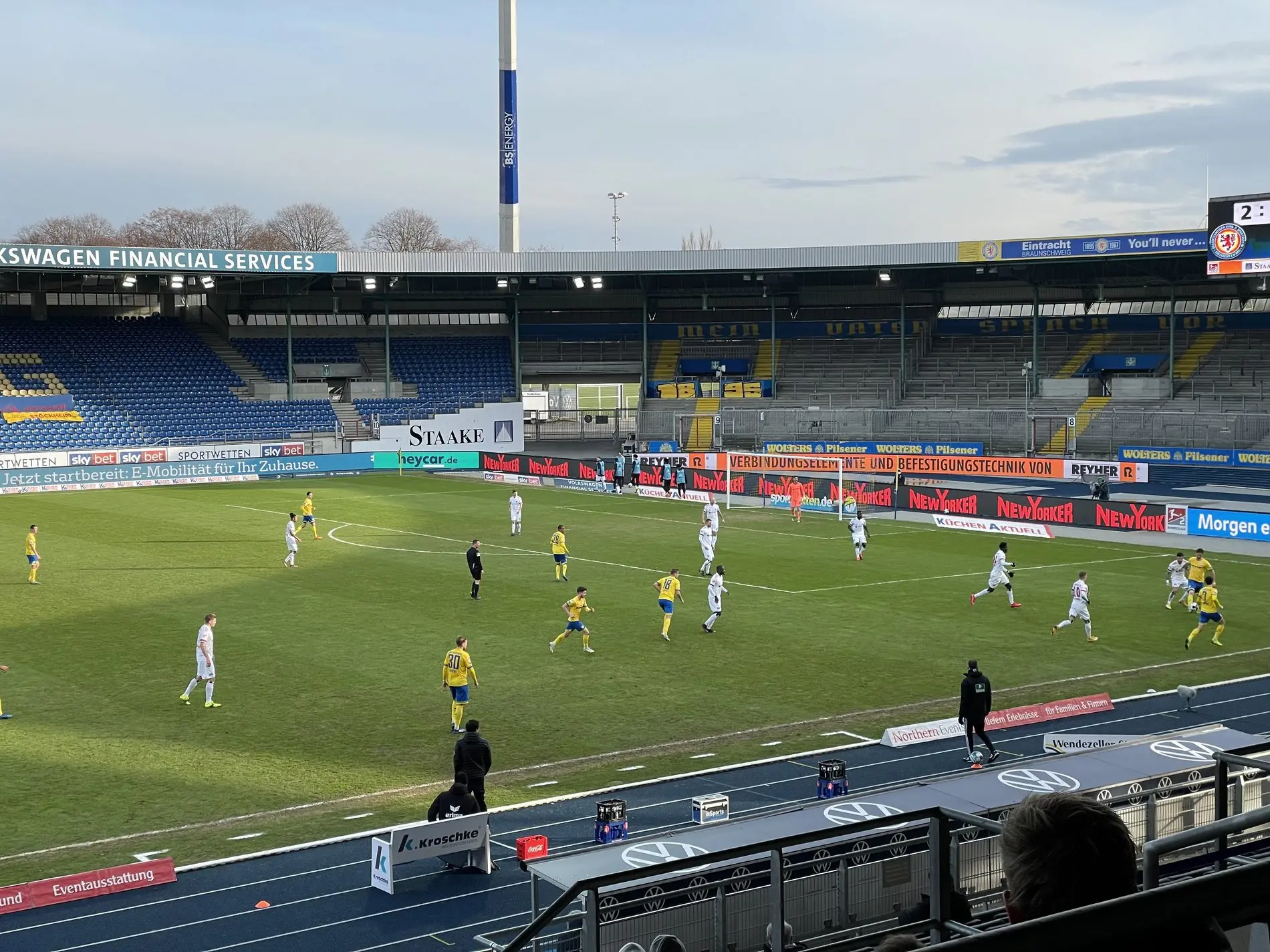 Ein Fußballspiel im Stadion in Braunschweig.