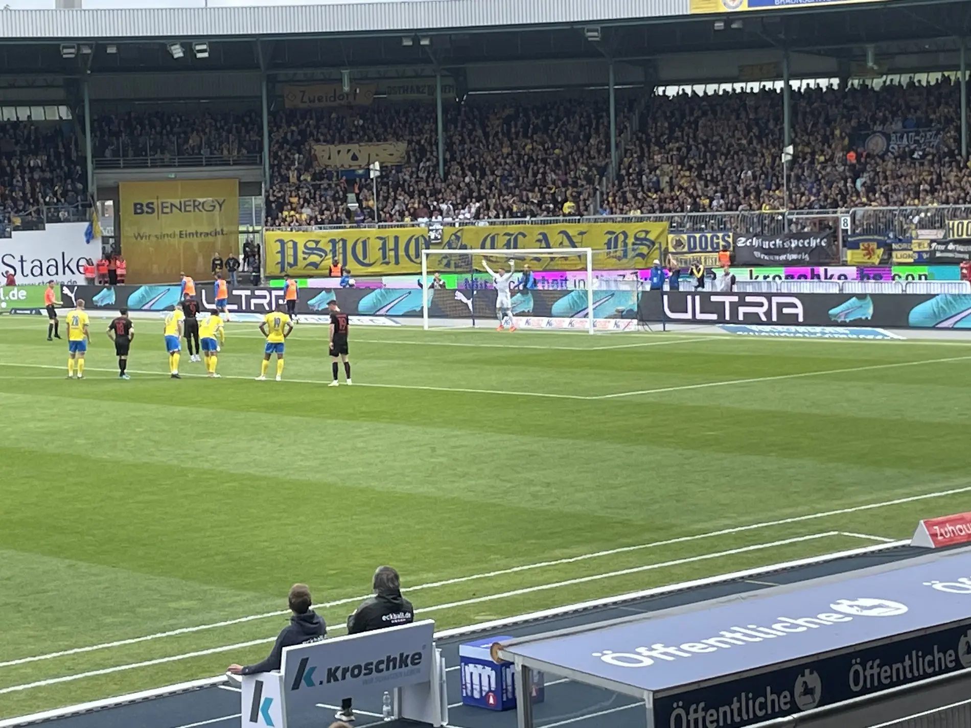 Elfmeter für Jahn Regensburg.