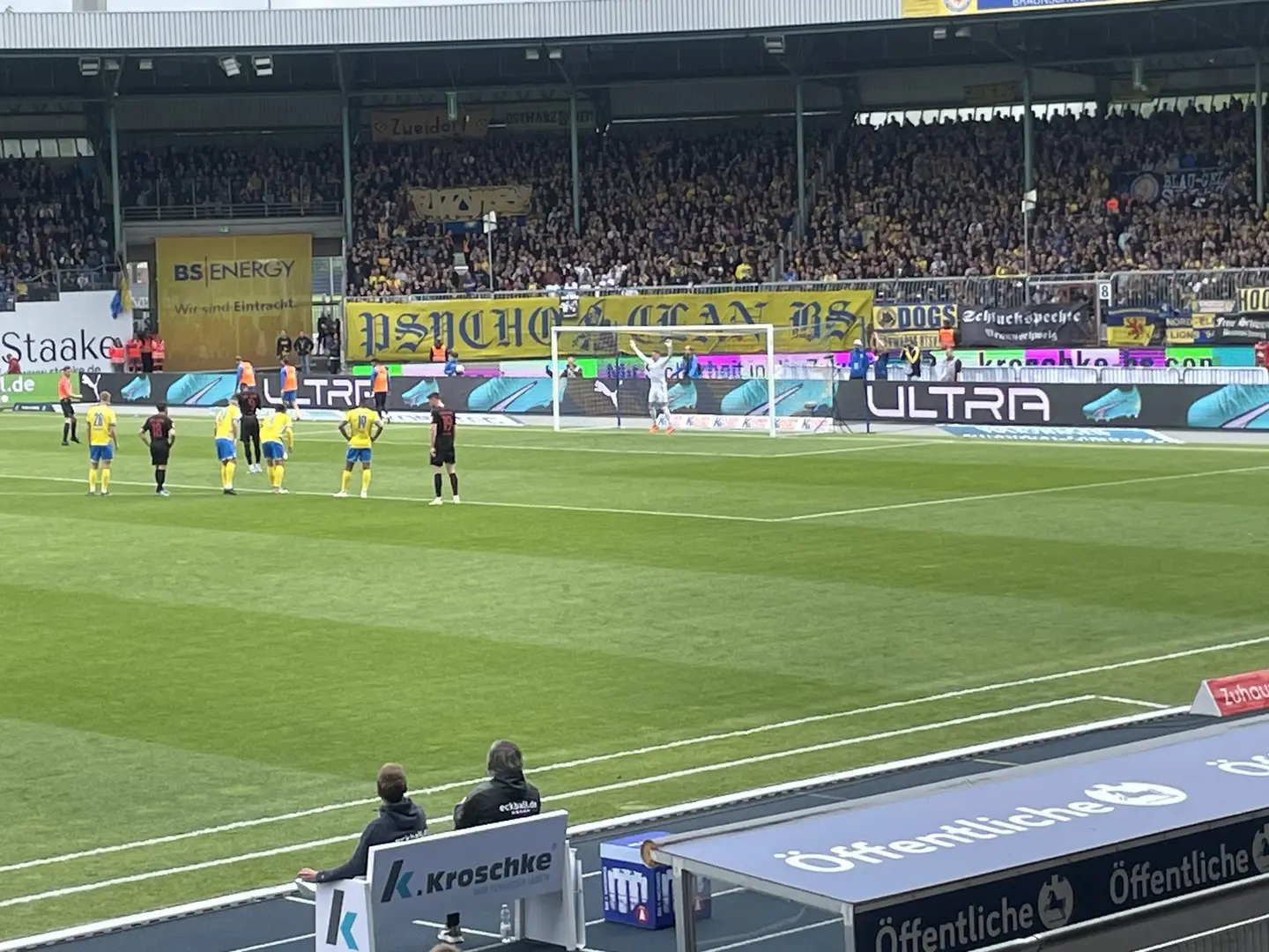 Elfmeter für Jahn Regensburg.