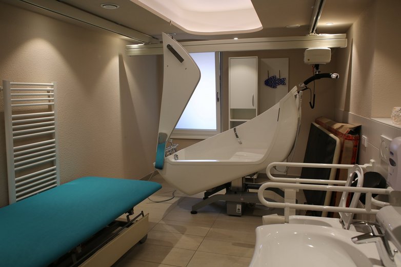 Eine Badewanne für pflegebedürftige Personen.