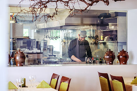 Eine Glasfront gibt den Blick in die Küche des Bernsteinsee Restaurants frei.