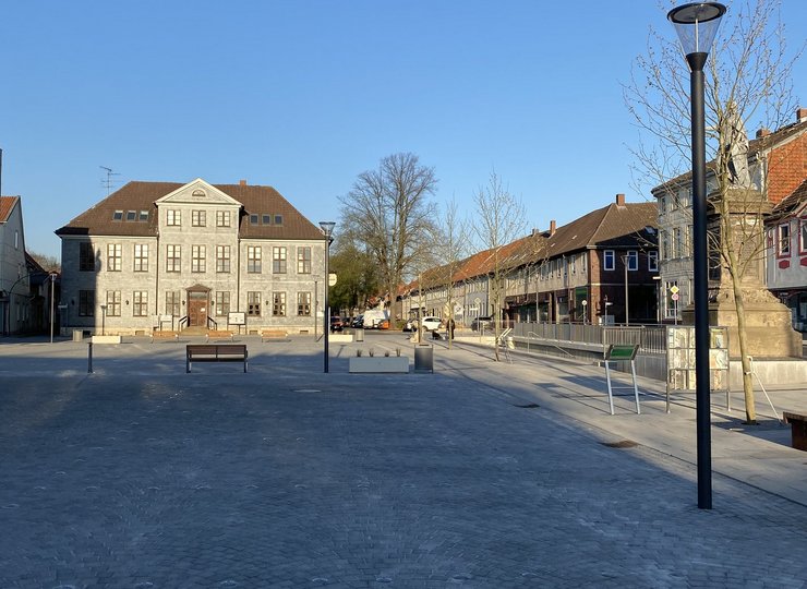 Der neu gestaltete Marktplatz in Schöppenstedt: Ringsherum finden sich gleich vier Historien.